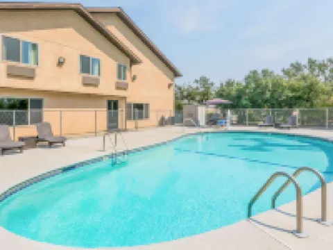 雷丁速8酒店 雷丁酒店