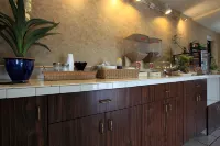 Americas Best Value Inn North Capital Hotel berhampiran Knightdale Commons