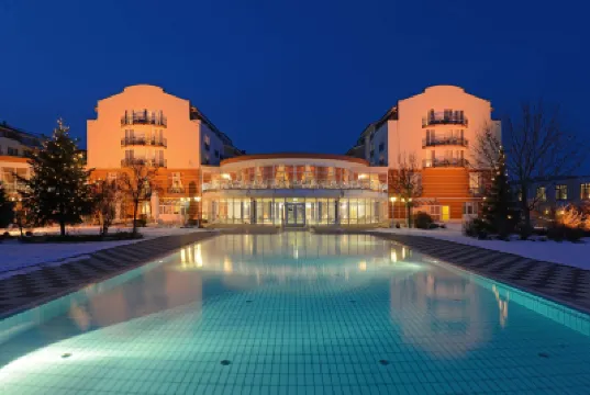 The Monarch Hotel Отели в г. 