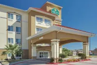 La Quinta Inn & Suites by Wyndham Corsicana - Parkplatz