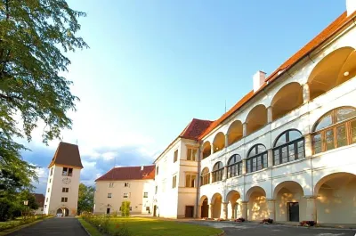 Schloss Seggau Hotels near Die groesste Traube der Welt am Eory-Kogel