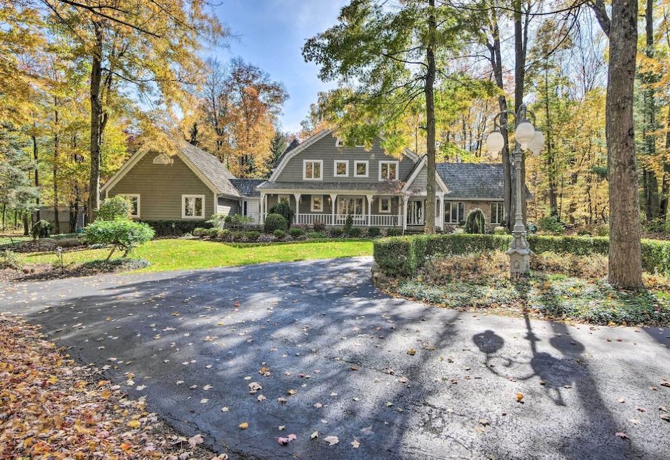 Stunning Solon Getaway ~ 20 Mi to Cleveland! - Housity