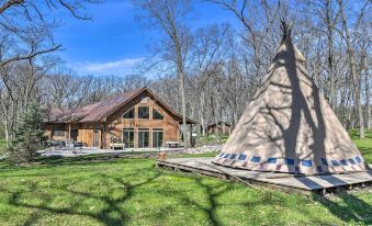 Raccoon River Retreat: Indoor Pool & Outdoor Fun!
