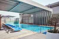 Hilton Garden Inn Kuwait - piscina