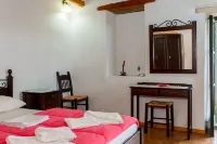 Dream 1 -Traditional House with Pool to Share