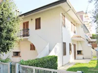 Three-Room Flat with Private Garden Next to the Sea Hotels near Luna Park Adriatico