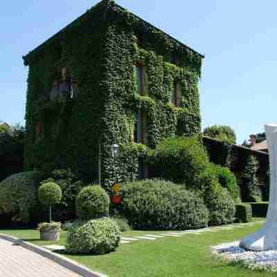 L'Albereta Relais & Chateaux Hotel Exterior