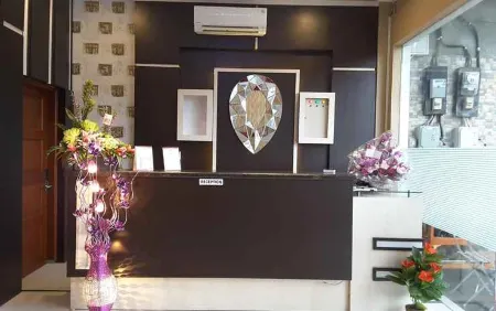 Palu Plaza Hotel Отели рядом с достопримечательностью «Astore Palu»