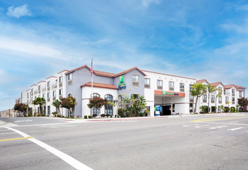Holiday Inn Express Hotel & Suites Hermosa Beach by IHG - Housity