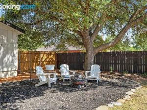 Gorgeous Haus with Outdoor Bar Room and Fire Pit!