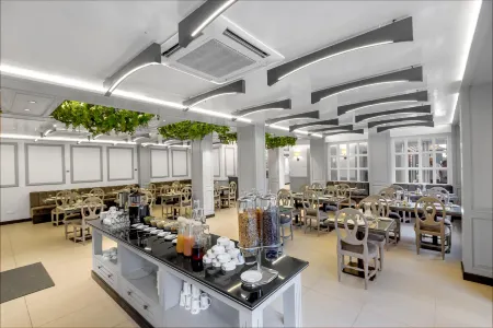 Hotel Grand Boulevard Отели в г. Шринагар