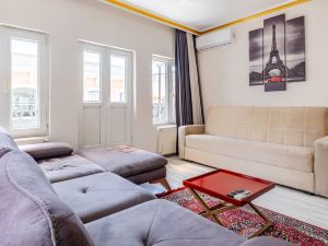 Cozy Flat w Balcony 8 Min to Metro and Taksim