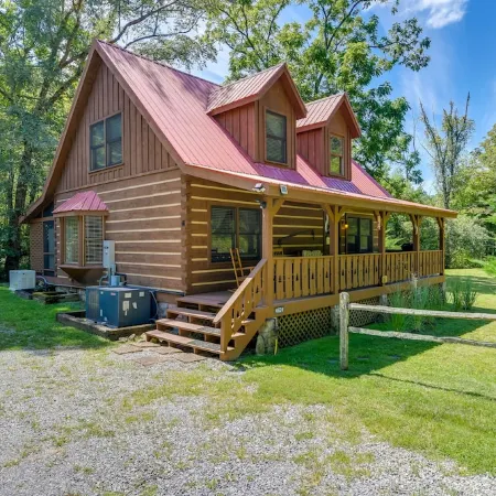 Cabin w/ Hot Tub + Fishing Pond in Del Rio!