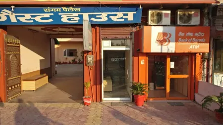 Sangam Palace Guest House Отели рядом с достопримечательностью «Шри Дварикадхиш Темпл, Матхура»