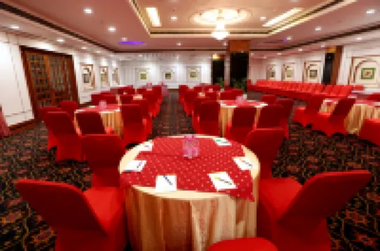 Hotel Meraden Grand