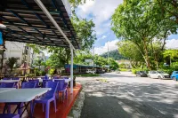 EE's Seaside House - Homestay 3 Min Walk to Beach فنادق في باتو فيرينغي