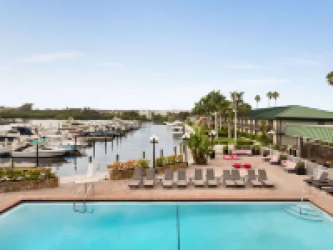 ラマダ バイ ウィンダム サラソタ ウォーターフロント マナティのホテル