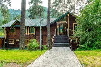 Kedroviy Ostrov (Сhemal) Hotel Отели рядом с достопримечательностью «База отдыха "Extreme Park"»
