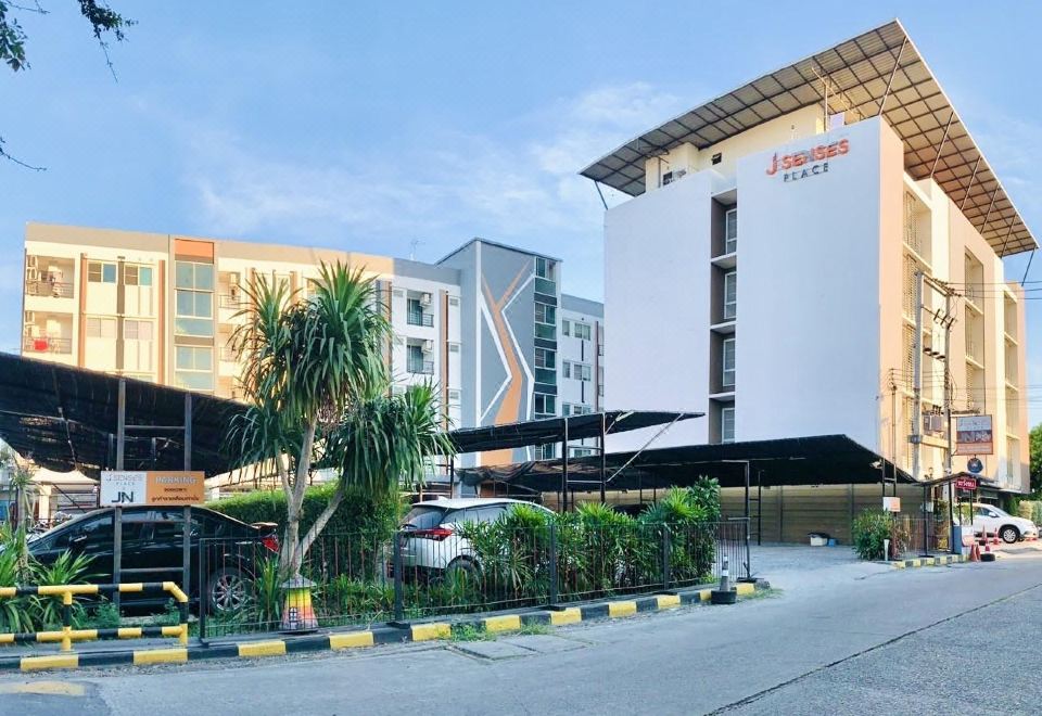 Pathum Thani Place HotelOver view