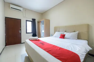 RedDoorz at Osuko Residence Sukomanunggal Jaya Hotels in Sukomanunggal