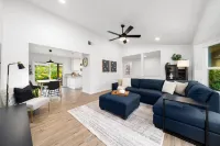 Sacramento Gem w/ Cozy Wood Fireplace, BBQ Grill 麥克克萊倫空軍基地機場附近的飯店