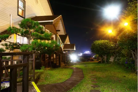 Blue in Blue Pension Отели рядом с достопримечательностью «Hakdong Mongdol Beach»