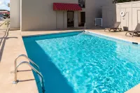 Super 8 by Wyndham Myrtle Beach/Market Common Area - piscina