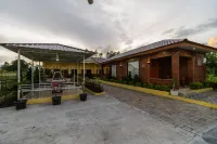 RedDoorz @ Aldos Villa Silangit Hotel dekat Simpang Bandara Silangit
