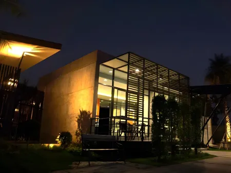 Mila Garden Отели рядом с достопримечательностью «Roi Et Tower»