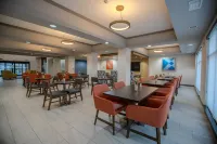 Holiday Inn Express & Suites CLEVELAND by IHG - Parkplatz