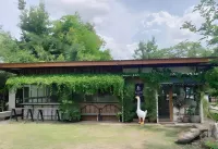 The Goose Farm Stay & Cafe Hotels near Wat Kham Had