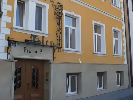 Aparthotel Adler Отели рядом с достопримечательностью «Коллегиум Майус»