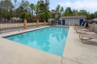 Days Inn by Wyndham Douglasville-Atlanta-Fairburn Road - Swimmingpools