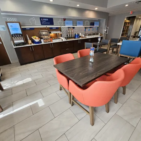 Holiday Inn Express & Suites CINCINNATI-BLUE ASH by IHG