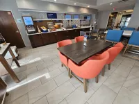 Holiday Inn Express & Suites CINCINNATI-BLUE ASH by IHG - petit déjeuner
