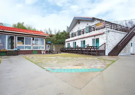 Samcheok Little Happiness Pension Отели рядом с достопримечательностью «Jangho Port»