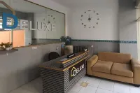 RedDoorz at Deluxe Hotel near Terminal Purabaya Bungurasih Hotel di Kecamatan Gedangan