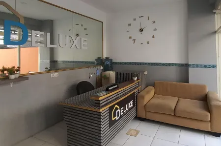 RedDoorz at Deluxe Hotel Near Terminal Purabaya Bungurasih