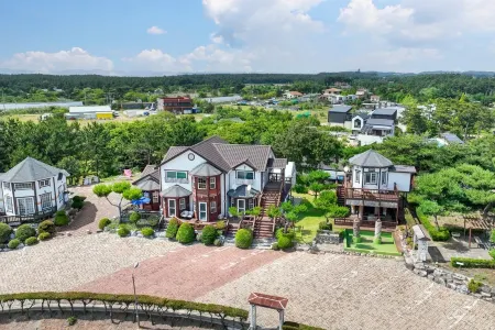 Taean Butgwa Batnaroo Pension Отели рядом с достопримечательностью «Ch'ŏngp'odae-haesuyokchang»