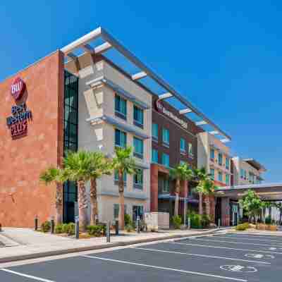 Best Western Plus Settlers Point Hotel Exterior