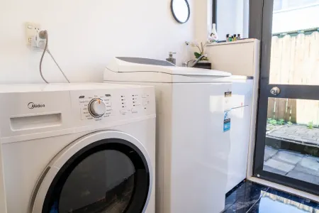 Spacious Eastern Beach Home - 1 Min from Beach! Отели рядом с достопримечательностью «Колледж Маклинс»