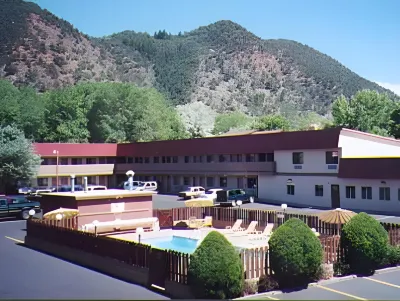 Glenwood Springs Cedar Lodge Hotel di 