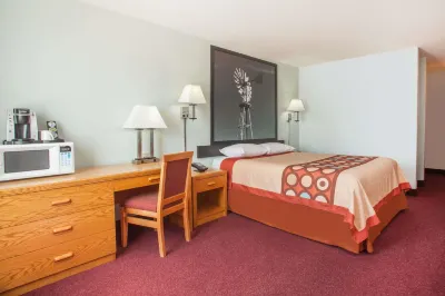 Super 8 by Wyndham Kindersley Hotel a 