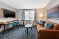 Fairfield Inn & Suites Kalamazoo - parking