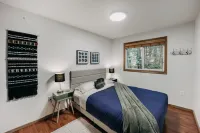 Mt Baker Rim Cabin 24 - Hot Tub, WIFI, Air Conditioning, Sleeps 8