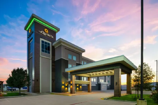 La Quinta Inn & Suites by Wyndham Denton - University Drive