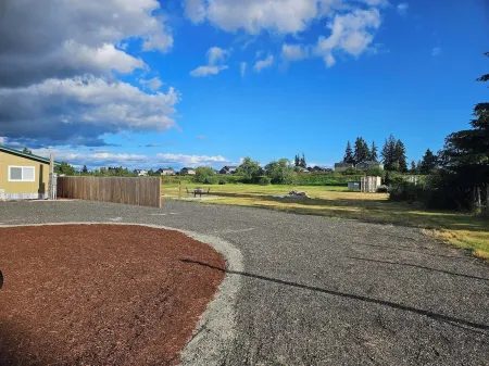 Cozy 2-bedroom on 10 acres with WiFi, AC in wonderful Yelm Отели в г. Терстон