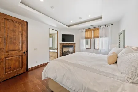 Luxury Coastal Home with Rooftop Deck & Ocean Views in Newport Beach Отели рядом с достопримечательностью «Ведж»