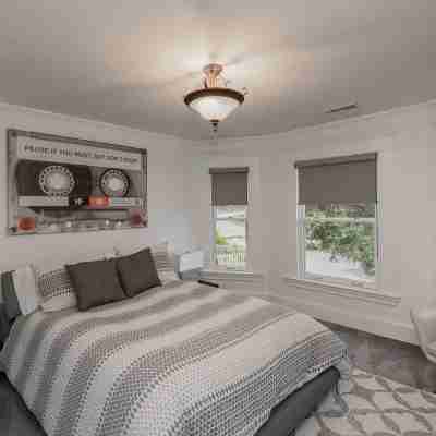 Gorgeous home on the Mississippi River with a great location to area attractions Rooms