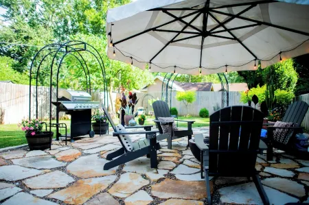 Cozy 2-bedroom pet friendly bungalow in the heart of Springfield Отели рядом с достопримечательностью «Discovery Center of Springfield»